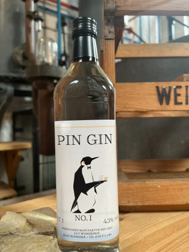 Der Gin Pin No. 1 vom Weihershof überzeugt durch sein einzigartiges Aroma. Mit einer sorgfältigen Auswahl hochwertiger Botanicals wird er zu